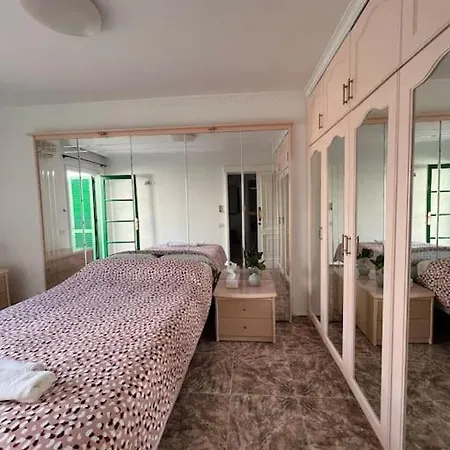 Spacious & Centrally-located Апартаменты Арона
