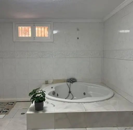 Spacious & Centrally-located * 아로나