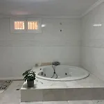 Spacious & Centrally-located * アロナ