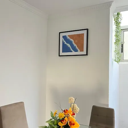 Spacious & Centrally-located アパート アロナ